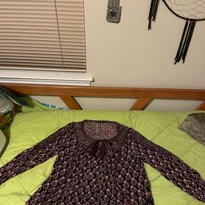 Ladies top.  No tag, itchy.  Probably a Lucky Brand